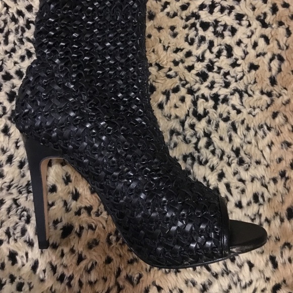 Killer black leather woven peep toe stilettos - Picture 2 of 7